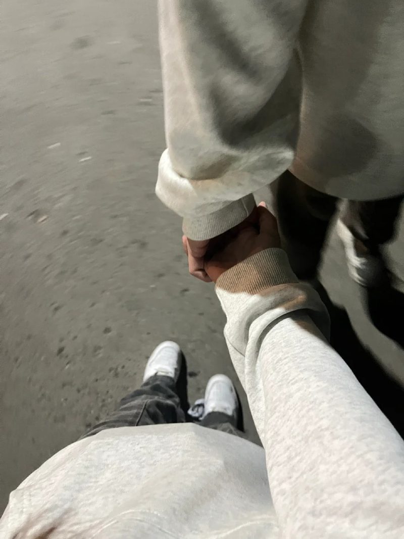 ảnh nắm tay nhau thật 32