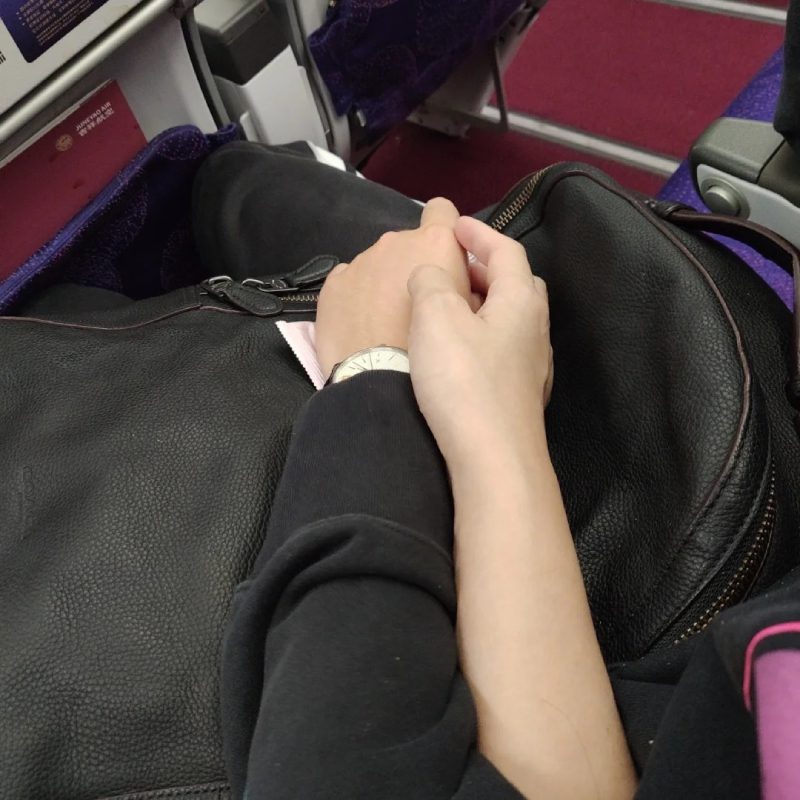 ảnh nắm tay nhau thật 35