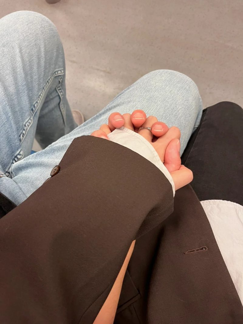 ảnh nắm tay nhau thật 36