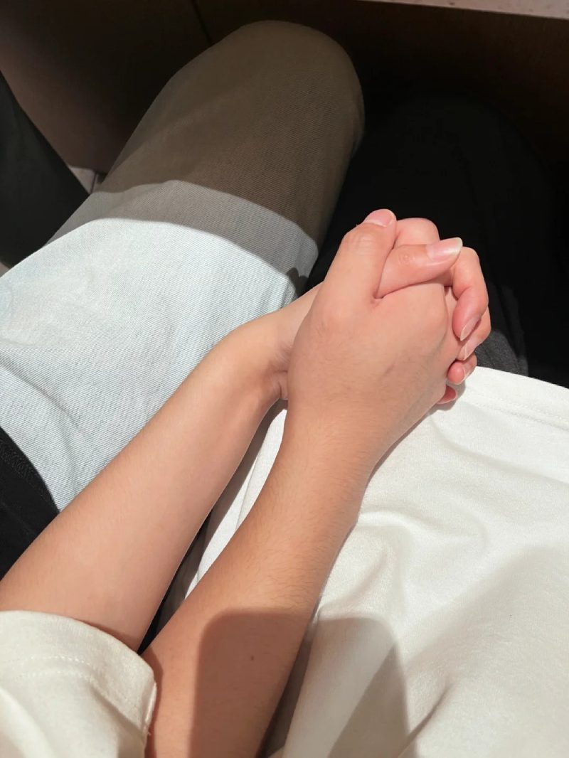 ảnh nắm tay nhau thật 37