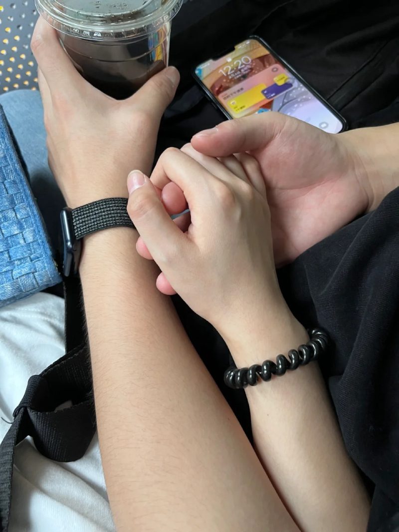 ảnh nắm tay nhau thật 38