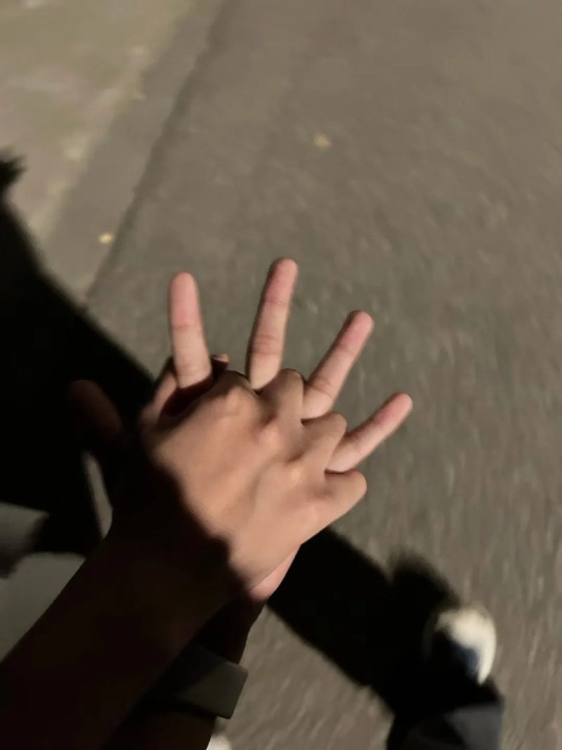 ảnh nắm tay nhau thật 40