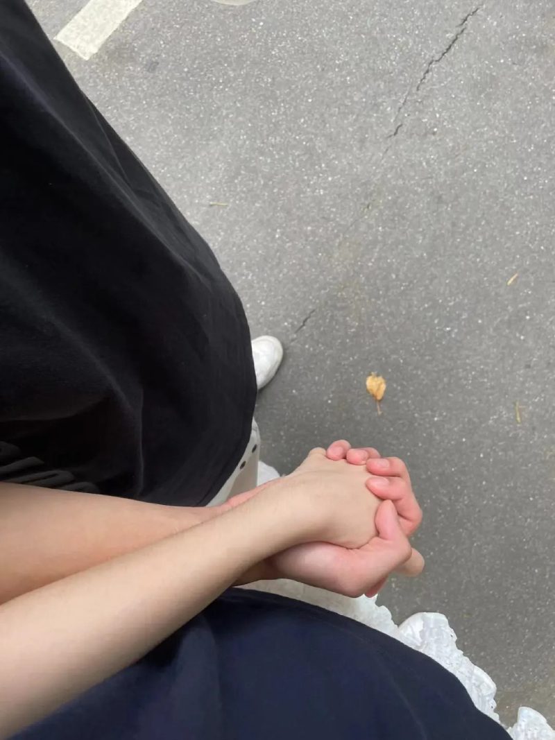 ảnh nắm tay nhau thật 7