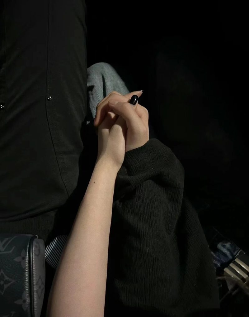 ảnh nắm tay nhau thật 9