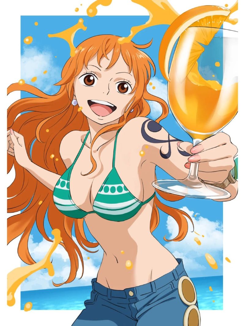 nami đứng trước biển tạo dáng