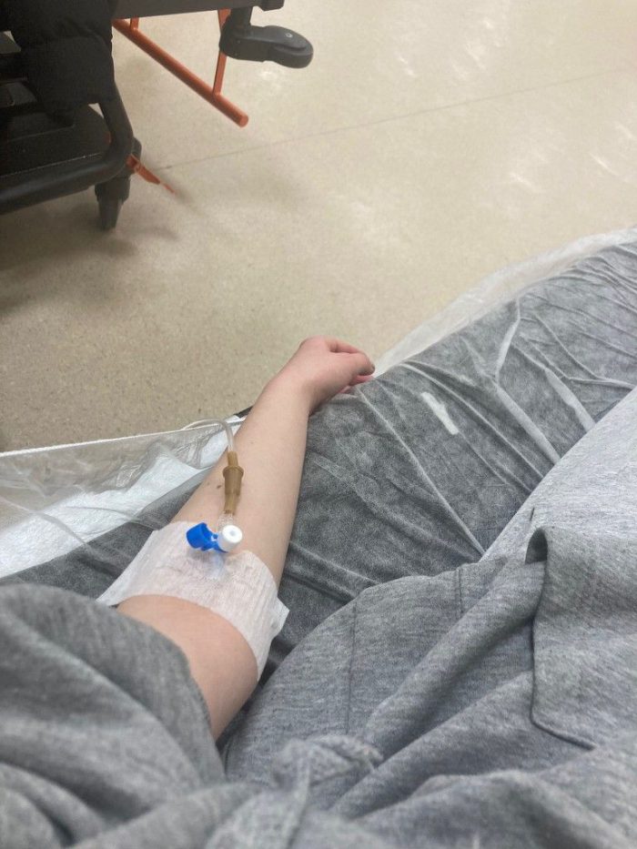 ảnh truyền nước ở tay nữ 10