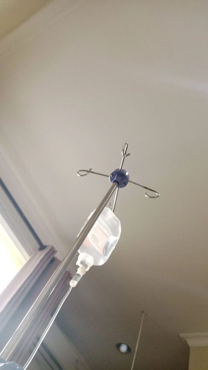 ảnh truyền nước ở tay nữ 16