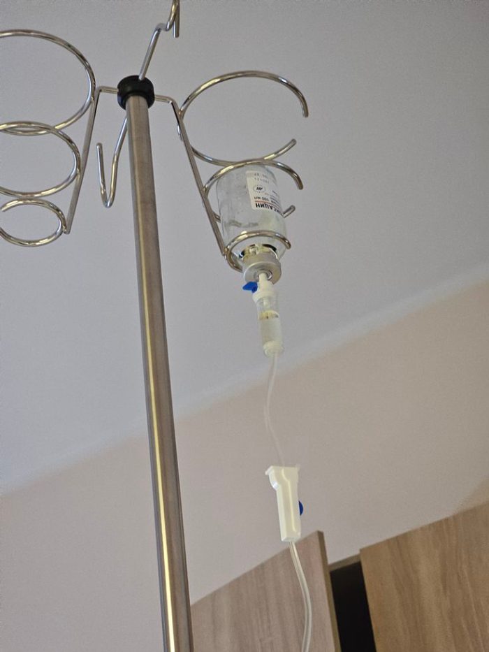 ảnh truyền nước ở tay nữ 19