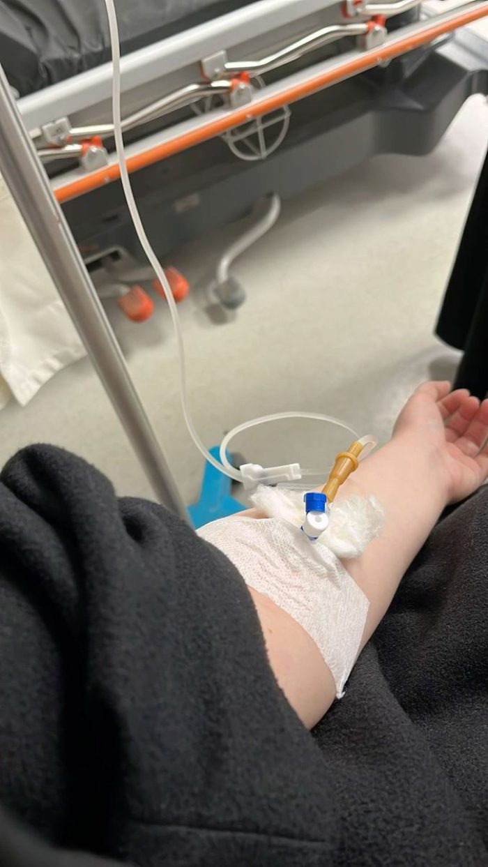 ảnh truyền nước ở tay nữ 2