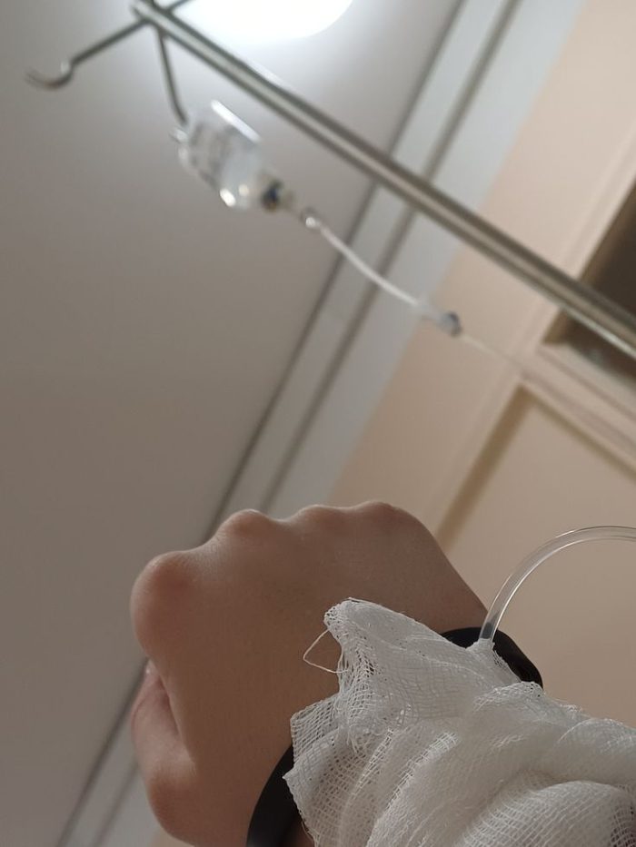 ảnh truyền nước ở tay nữ 20