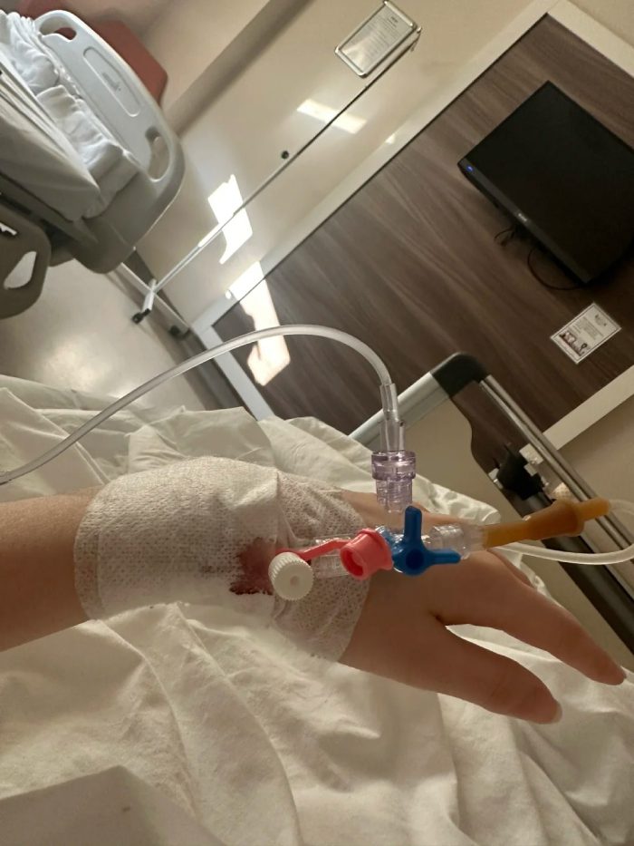 ảnh truyền nước ở tay nữ 25