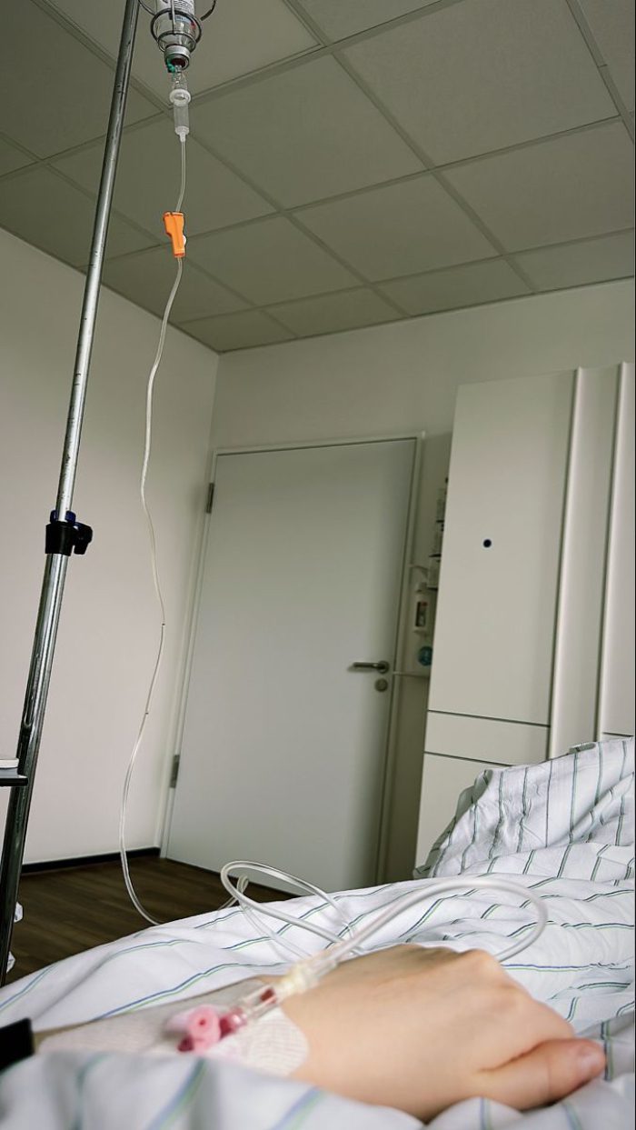 ảnh truyền nước ở tay nữ 5