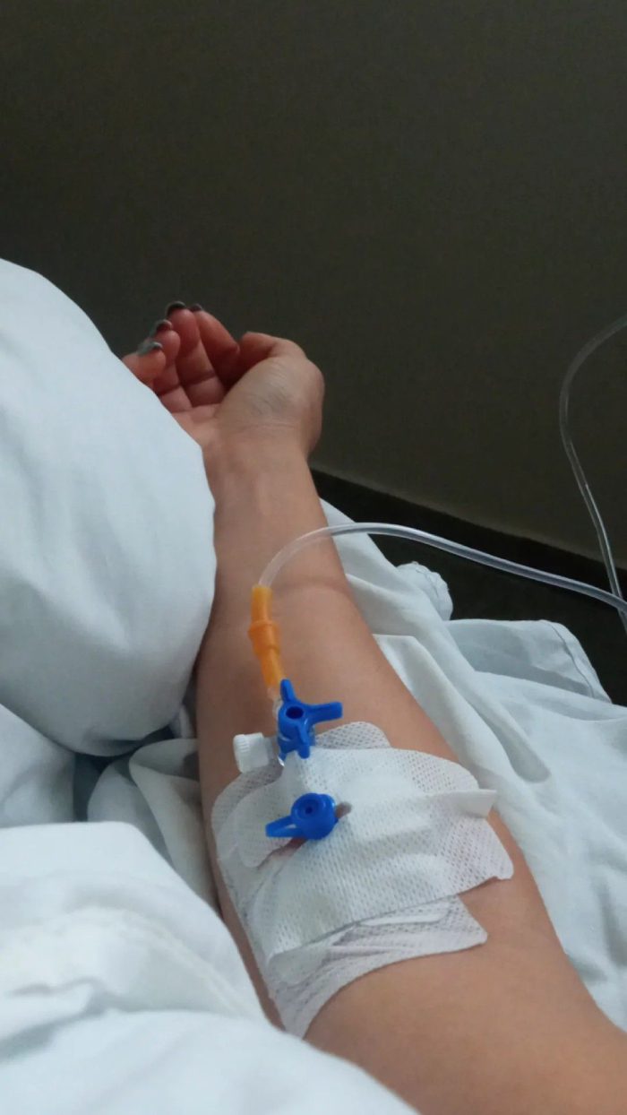 ảnh truyền nước ở tay nữ 9