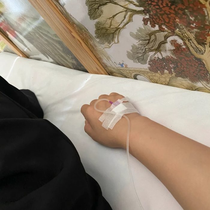 ảnh truyền nước ở tay nữ tự chụp 