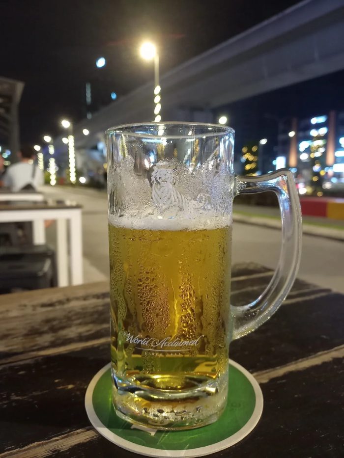 ảnh uống bia 1 mình​