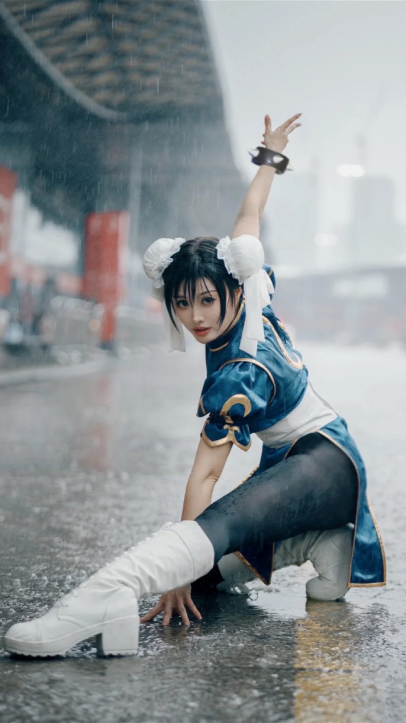 cosplay chun li tạo dáng hành động