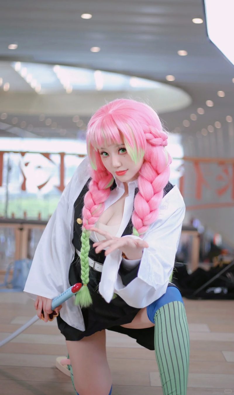 ảnh cosplay Mitsuri Kimetsu no Yaiba