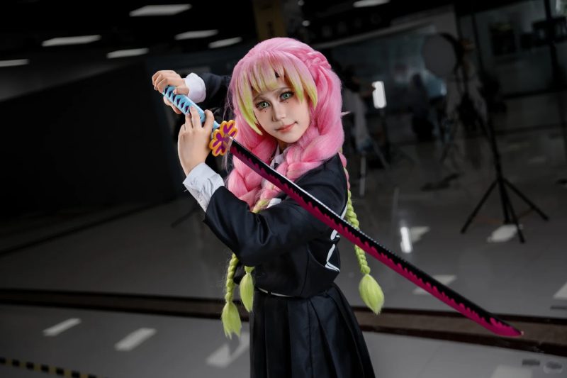 cosplay Mitsuri cầm kiếm