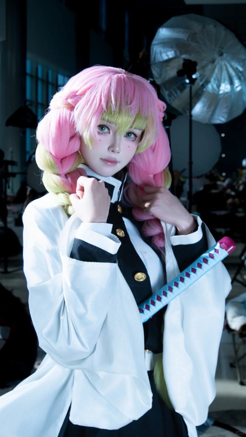 ảnh cosplay Mitsuri ngoài trời phong cách Nhật