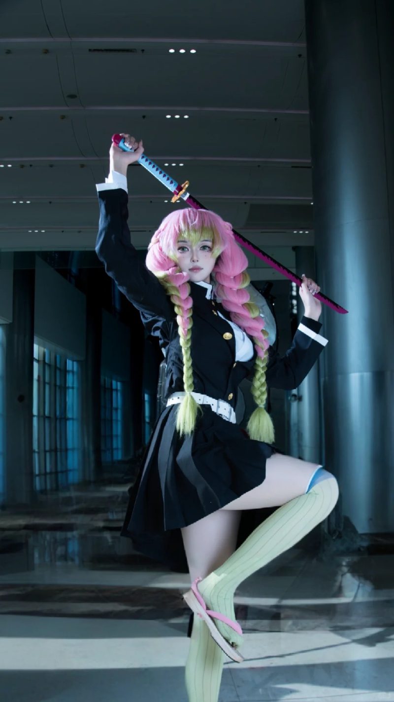 cosplay Mitsuri với kiếm Nichirin hồng