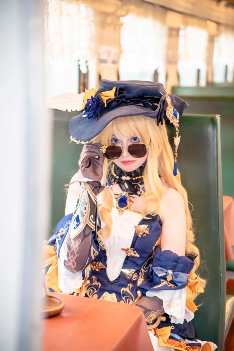 cosplay Navia cầm ô vàng Fontaine 