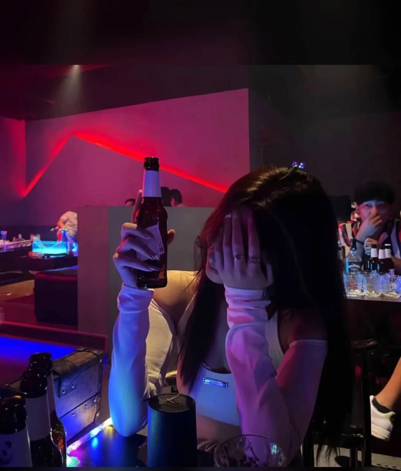 ảnh cô gái buồn khóc nhẹ nhàng 