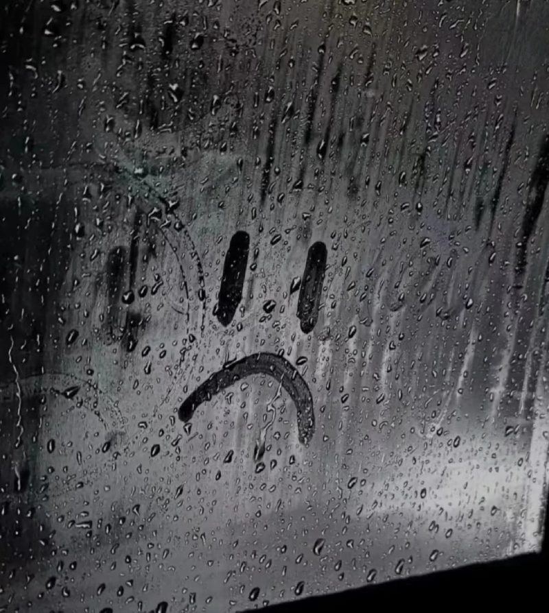 hình ảnh cô đơn khóc giấu mặt 