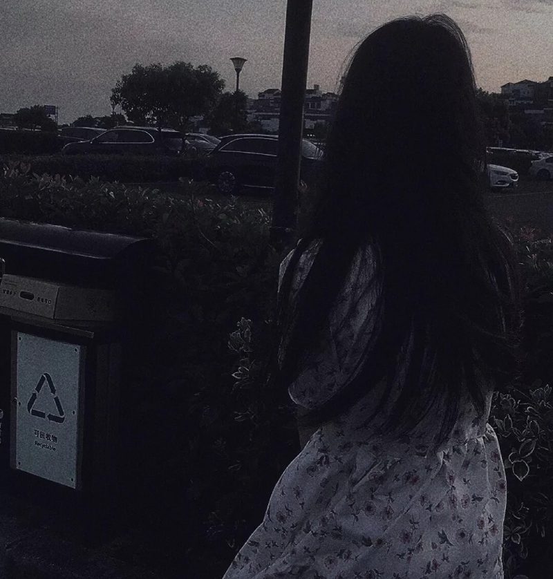 hình ảnh buồn khóc một mình nơi góc phòng 