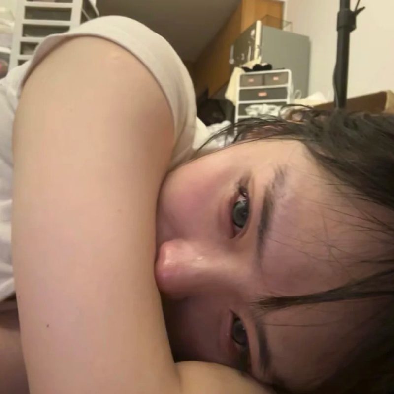 ảnh buồn khóc che mặt đầy tâm trạng 