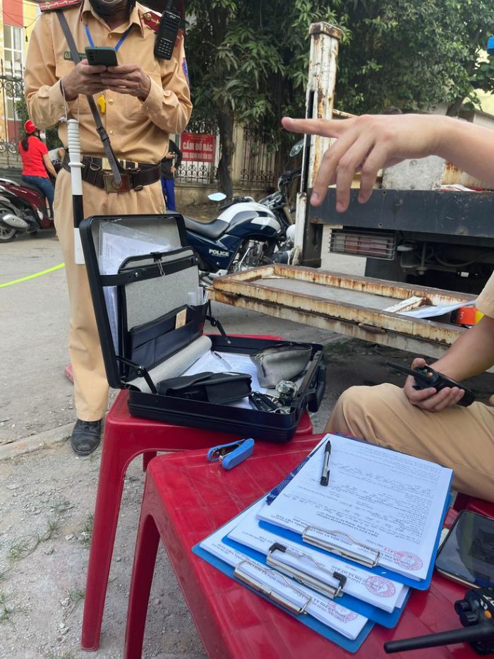 hình ảnh công an giao thông bắt xe