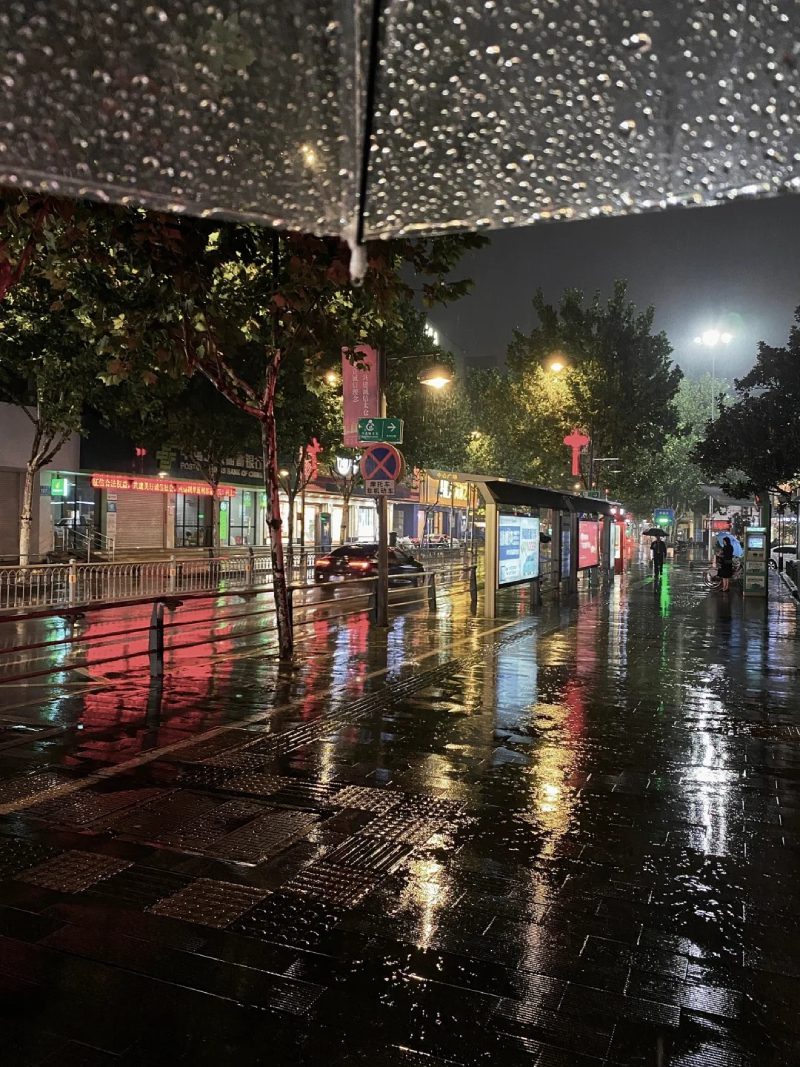 hình ảnh thành phố về đêm buồn​ 