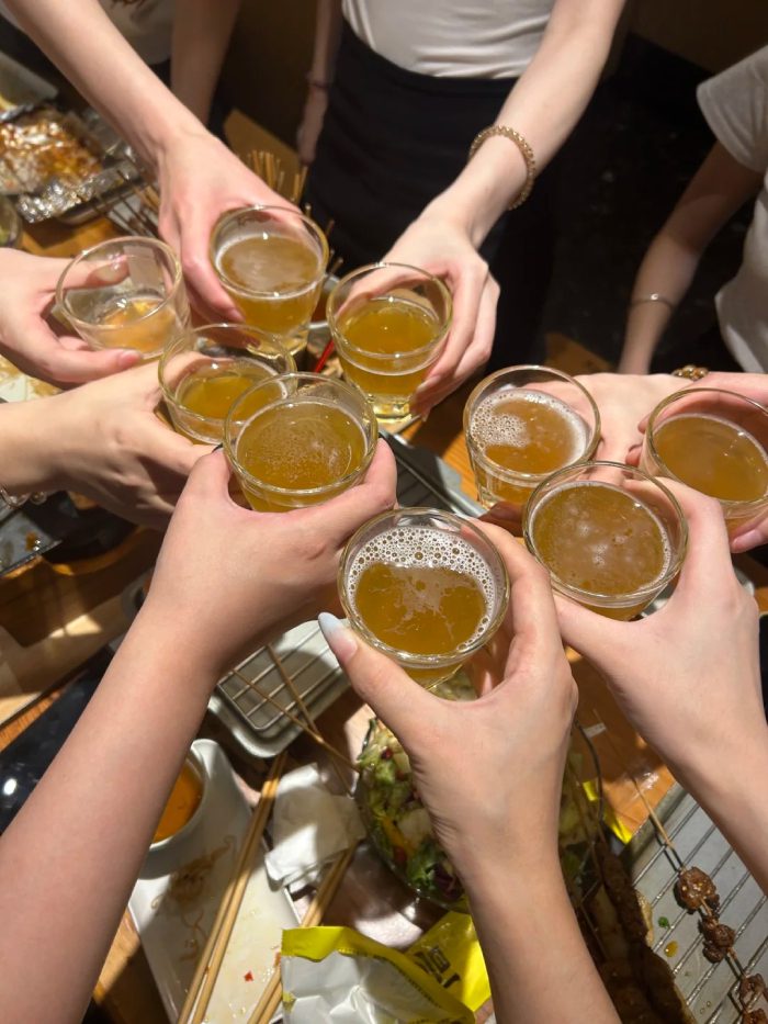 hình ảnh uống bia buồn​ 