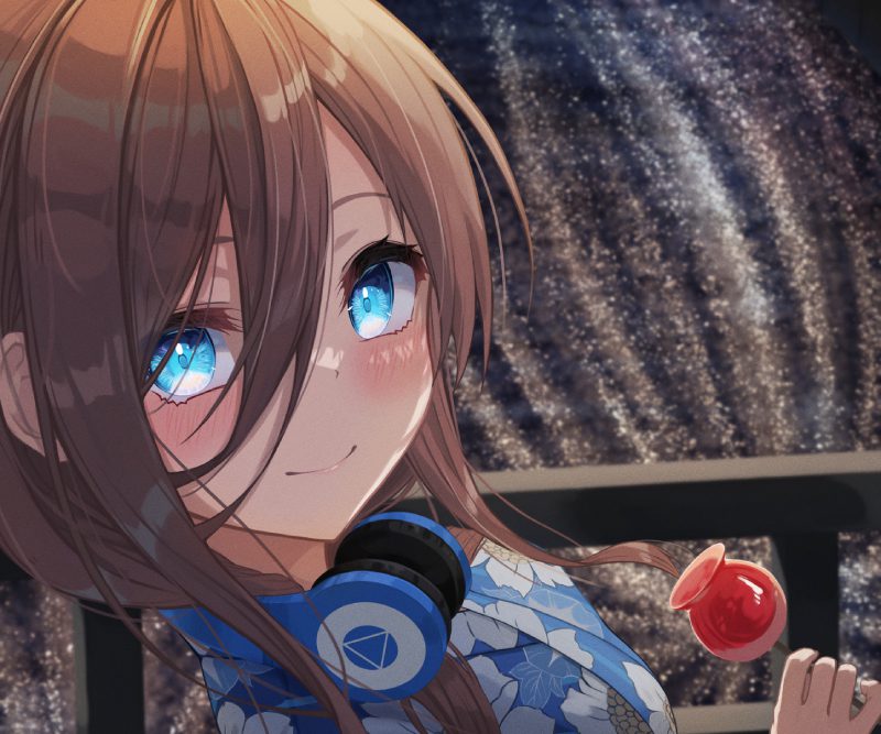 ảnh miku nakano cười nhẹ nhàng