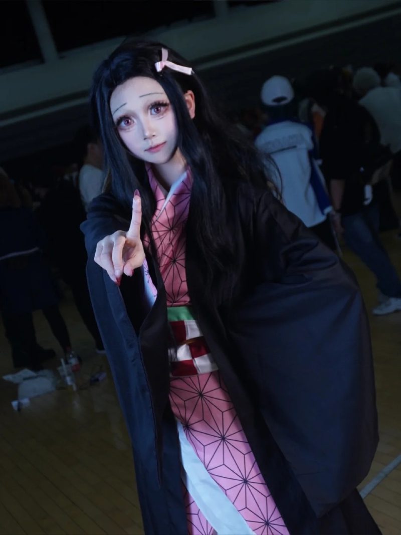 ảnh cosplay nezuko với ống tre