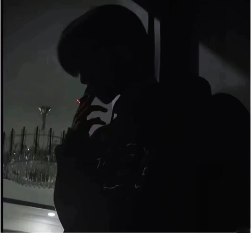 Hình ảnh khóc che mặt nam 10