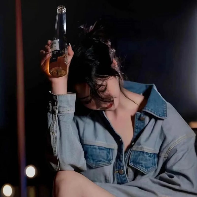 Hình ảnh khóc che mặt nữ 2