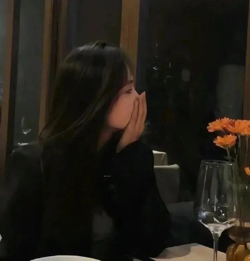 Hình ảnh khóc che mặt nữ 5