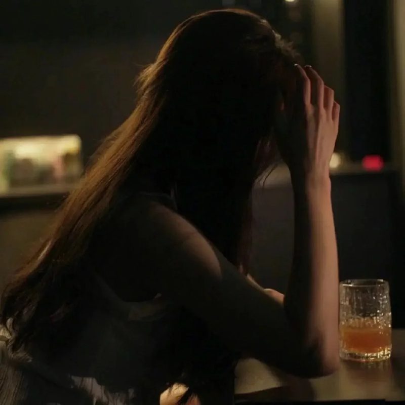 Hình ảnh khóc che mặt nữ 6