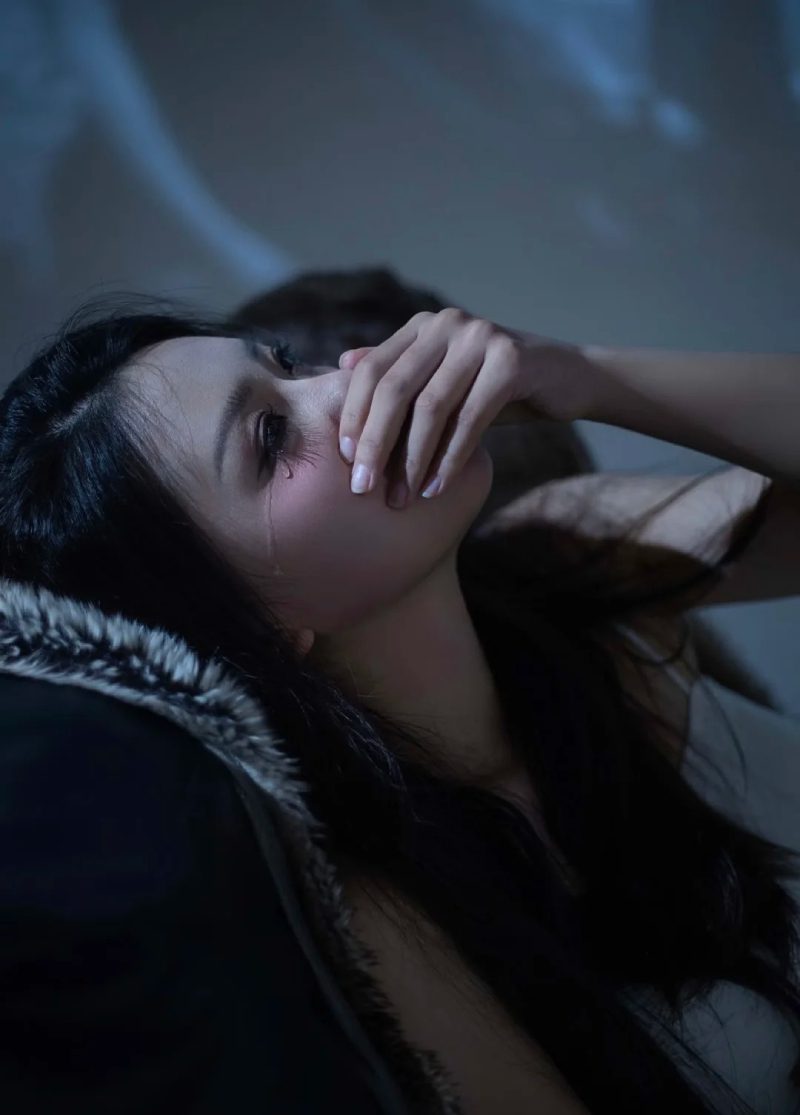 Hình ảnh khóc che mặt nữ 7