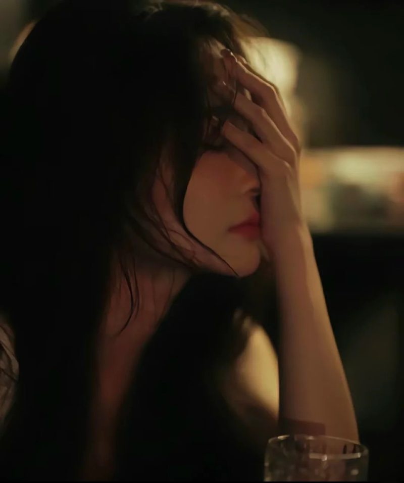 Hình ảnh khóc che mặt nữ 8