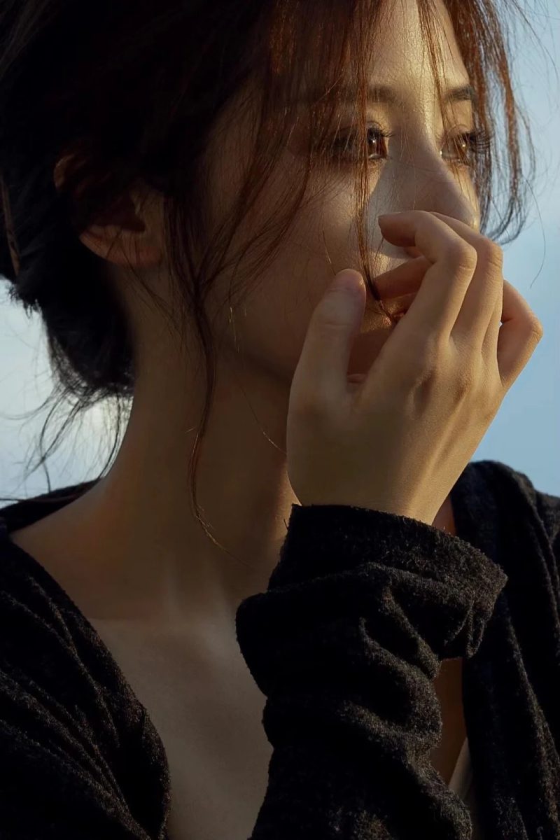 Hình ảnh khóc che mặt nữ