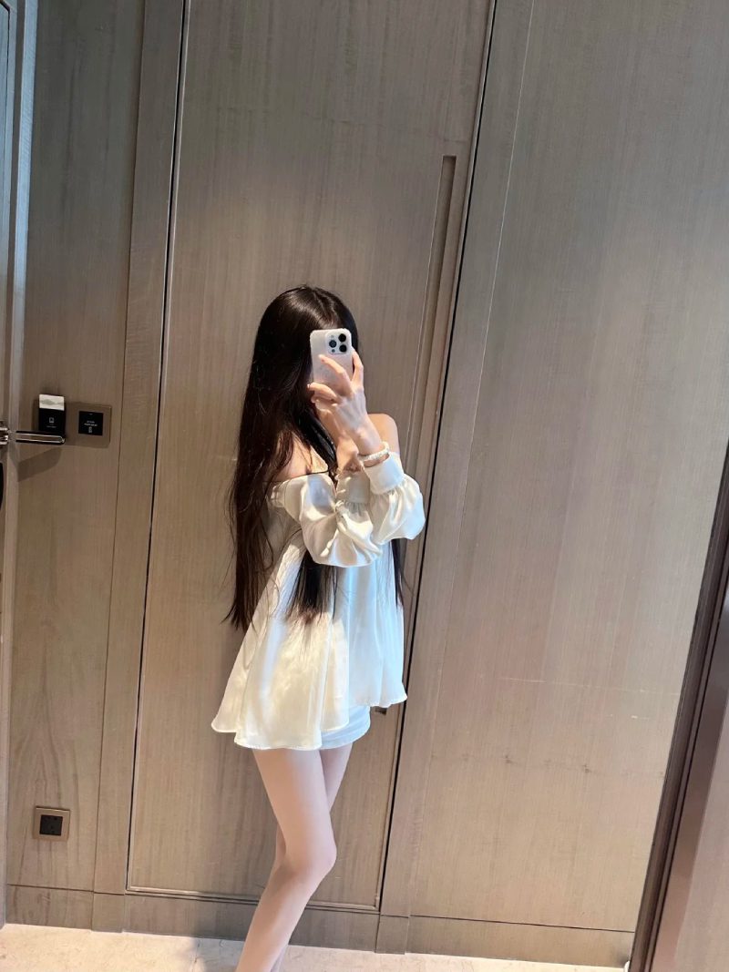 ảnh gái xinh che mặt bằng điện thoại_ 9
