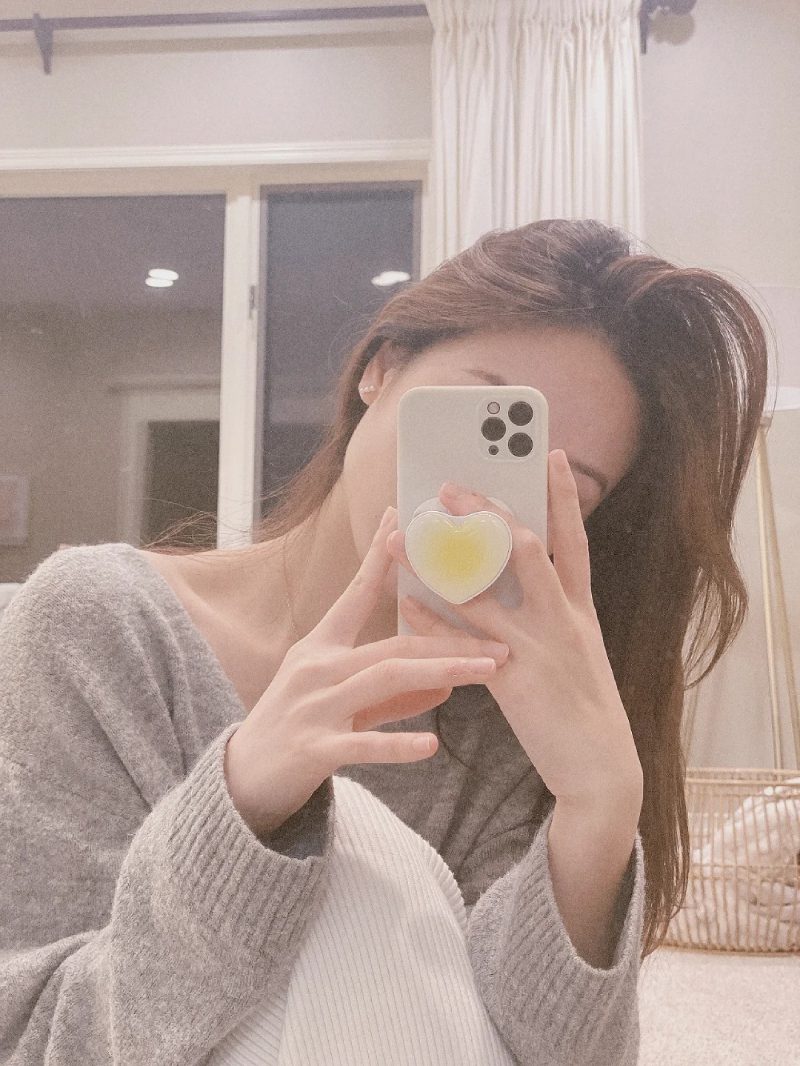 ảnh gái xinh che mặt bằng điện thoại_