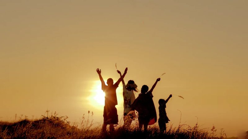 ảnh gia đình hạnh phúc 4 nguoi