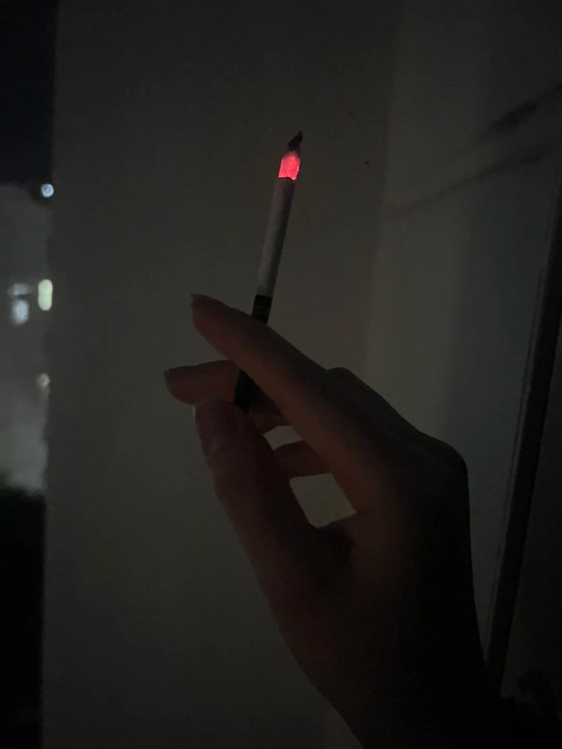 ảnh hút thuốc buồn 12