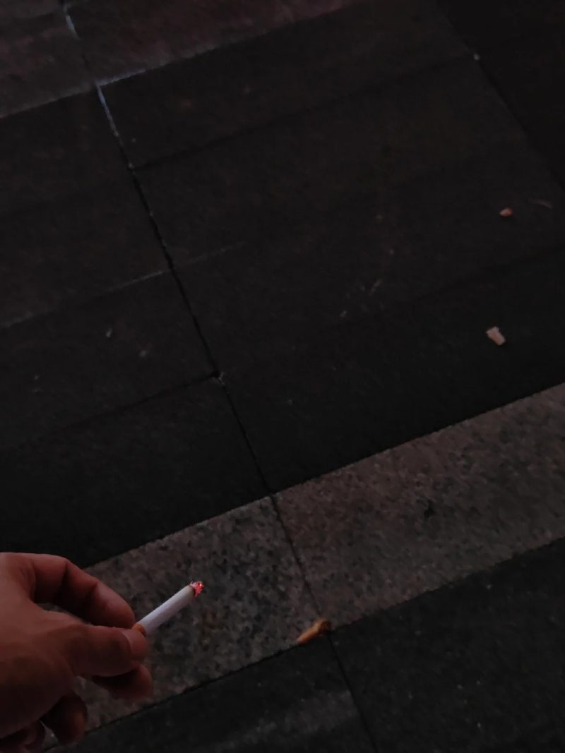 ảnh hút thuốc buồn 13