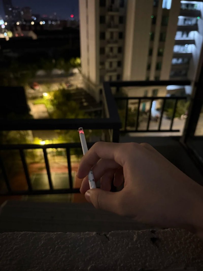 ảnh hút thuốc buồn 18