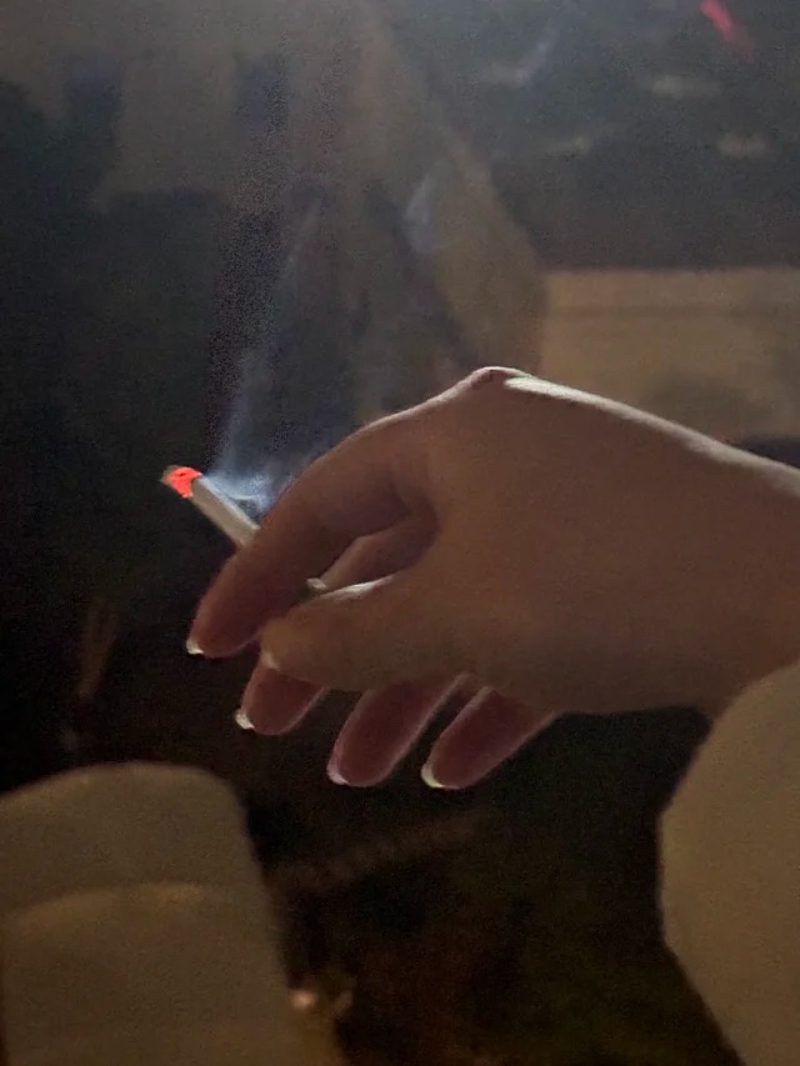 ảnh hút thuốc buồn 19