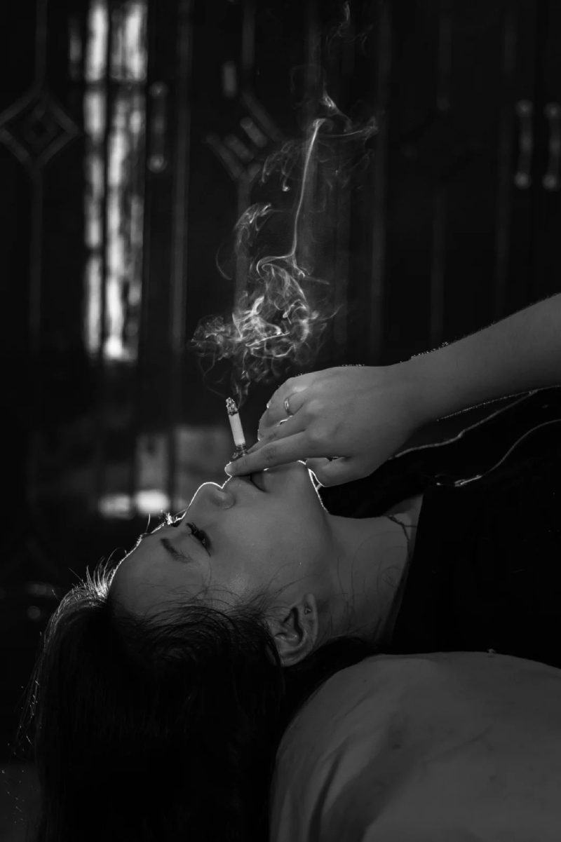 ảnh hút thuốc buồn 2