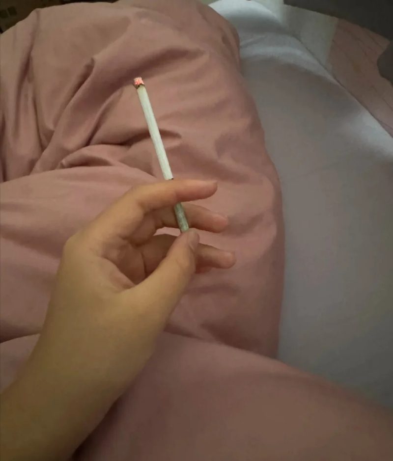 ảnh hút thuốc buồn 24